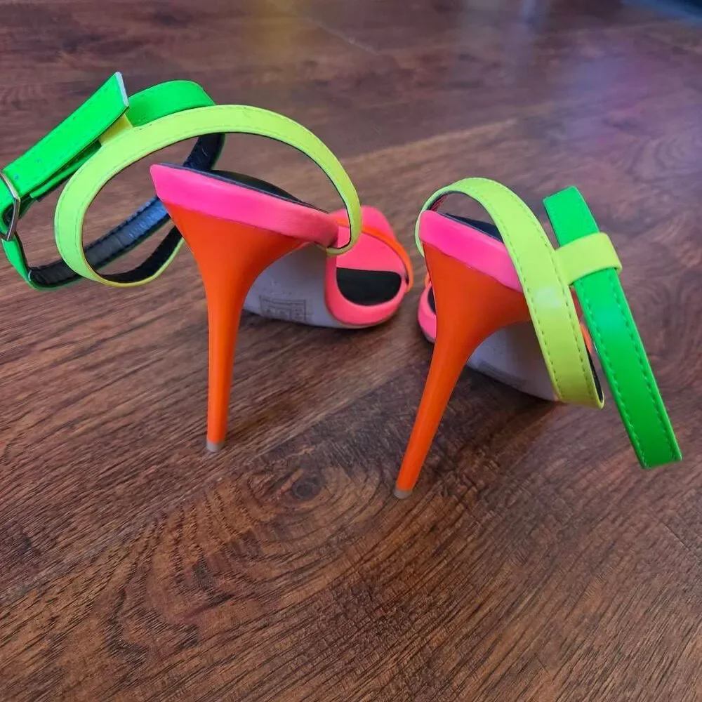 NWOT Simmi Estafaniaa Heels